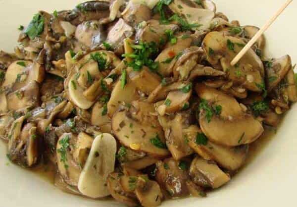 Champiñones al Ajillo (garlic mushrooms)
